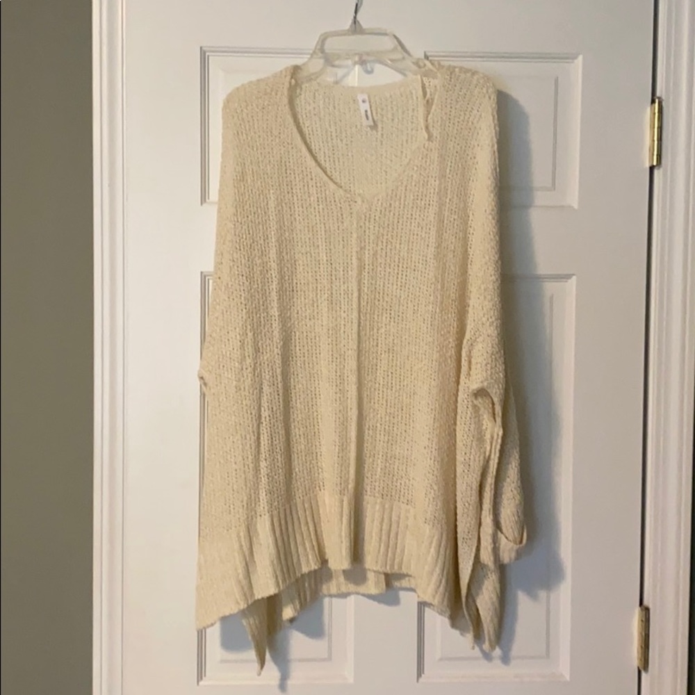 Cable knit sweater. Cream. Size M/L.
